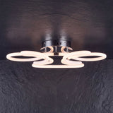 Dispersión luminosa equilibrada con difusores curvos en arquitectura de diseño minimalista.