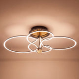 Dispersión luminosa equilibrada con difusores curvos en arquitectura de diseño minimalista.