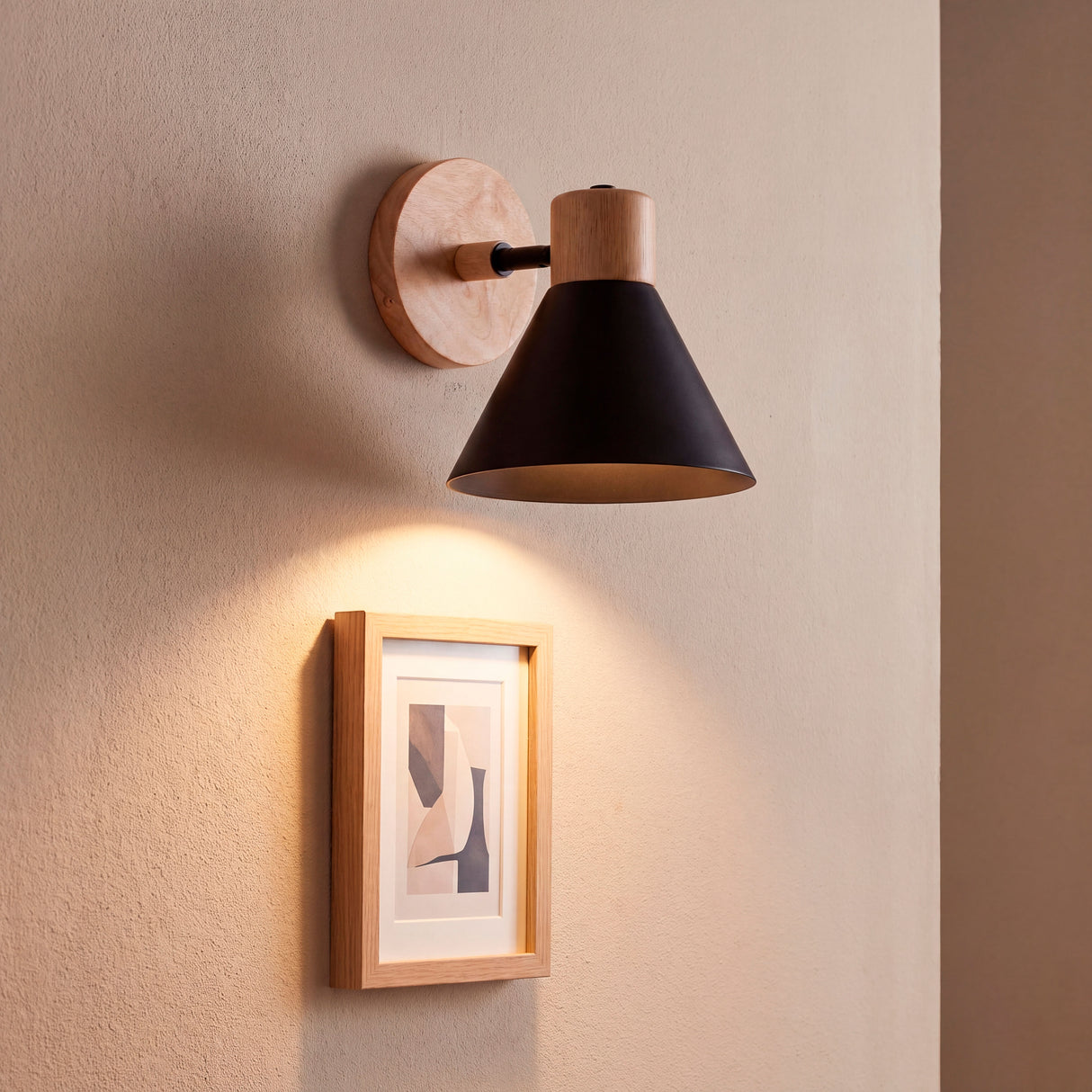 Punto de luz focal directo orientado hacia elemento decorativo para resaltar texturas en pared.