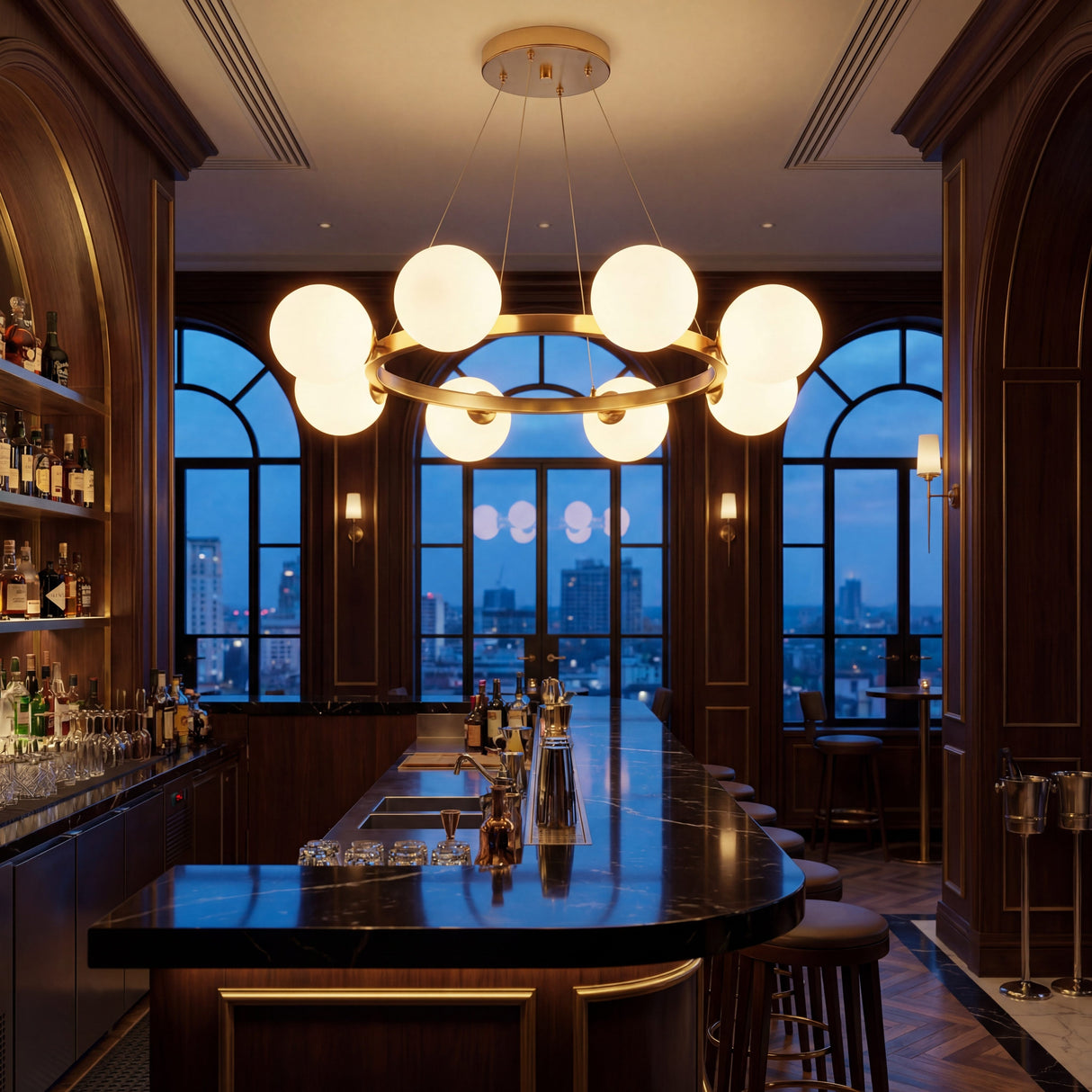 Barra de bar elegante con la lampara Collier Gold creando una atmosfera sofisticada con luz calida nocturna.