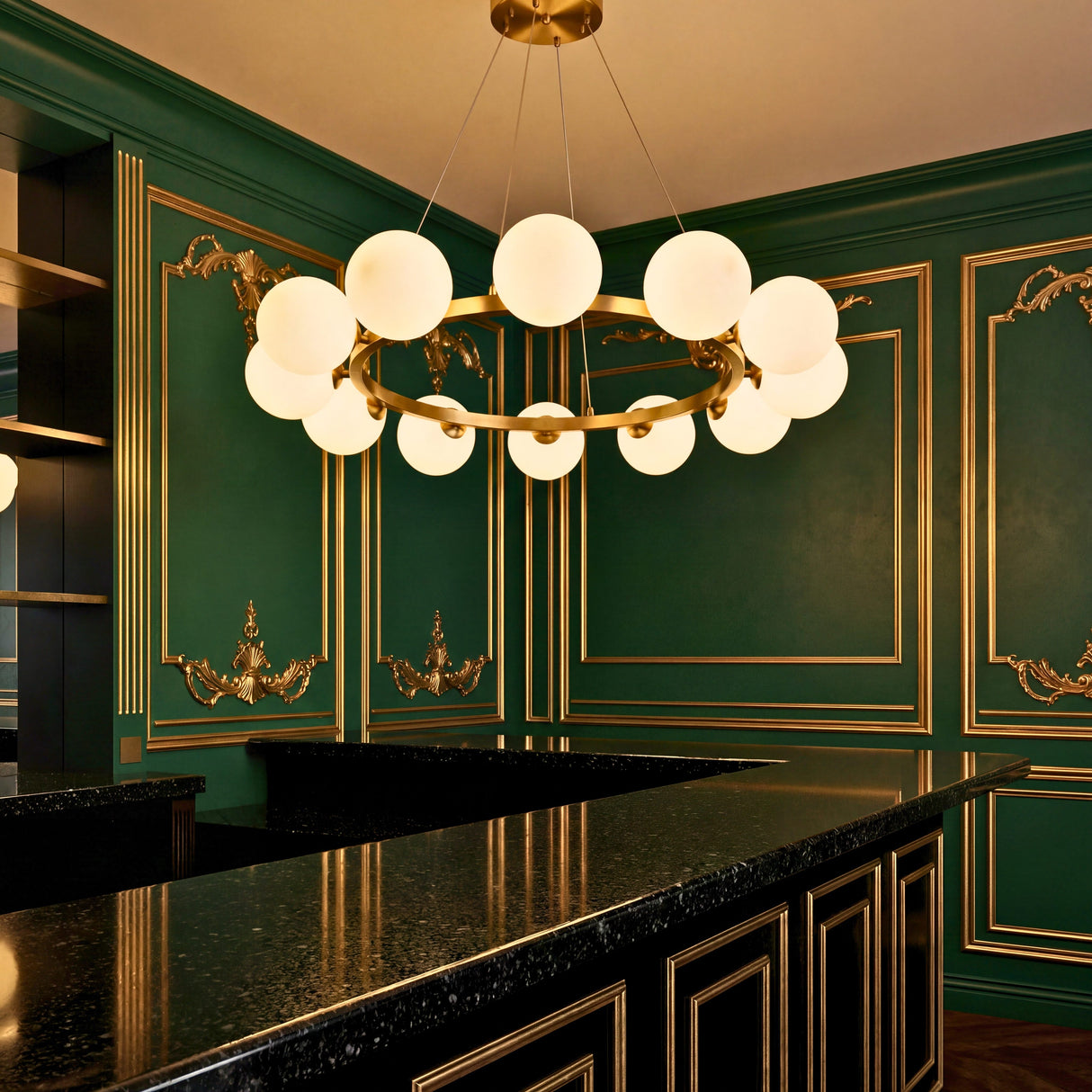 Ambiente de bar elegante con molduras verdes y la lampara Collier Gold como pieza central de iluminacion.