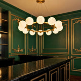 Ambiente de bar elegante con molduras verdes y la lampara Collier Gold como pieza central de iluminacion.