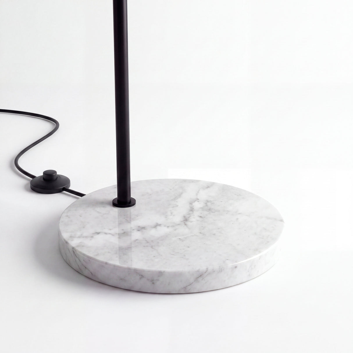 Base pesada en mármol blanco de alta calidad para garantizar estabilidad y elegancia técnica.