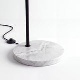 Base pesada en mármol blanco de alta calidad para garantizar estabilidad y elegancia técnica.