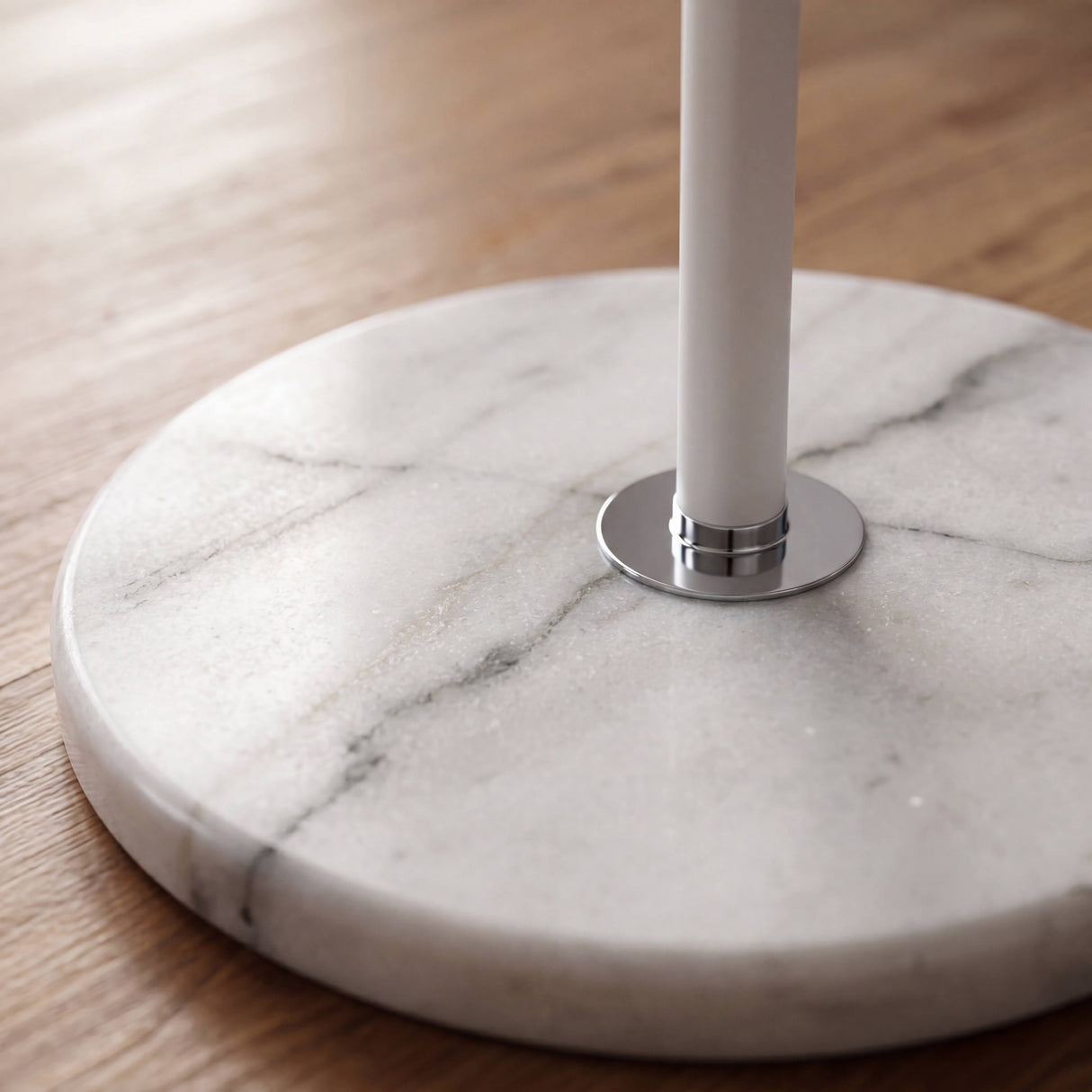 Primer plano de base circular de mármol veteado que aporta estabilidad y diseño minimalista premium.