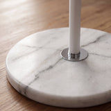 Primer plano de base circular de mármol veteado que aporta estabilidad y diseño minimalista premium.
