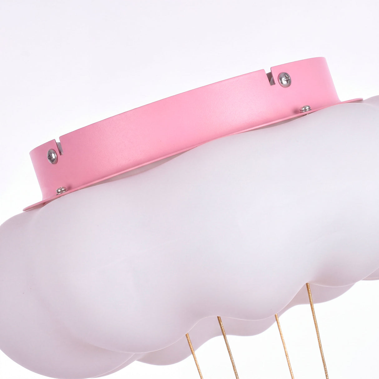 Close-up del florón de techo rosa y el sistema de sujeción de la estructura de la nube.