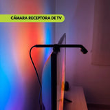 Cámara de la cinta LED instalada en el borde superior del televisor con luz ambiental