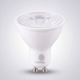 Foco reflector compacto con chasis blanco y acabados premium para sistemas de embutir en techo.