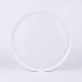 Plafón circular adosable en techo blanco aportando una distribución difusa y limpia en arquitectura contemporánea.
