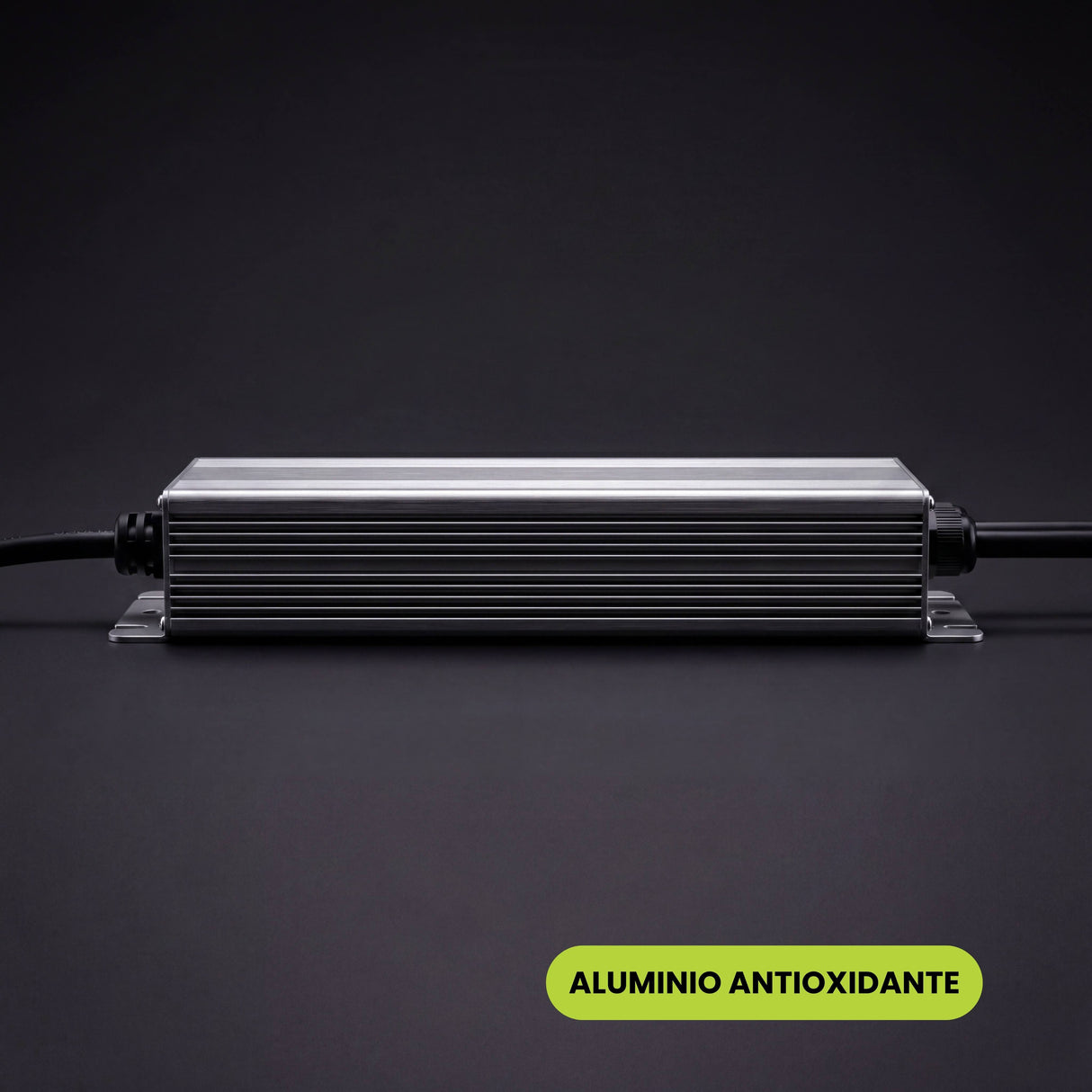 Vista lateral de perfil robusto y sellado hermético diseñado para soportar condiciones climáticas adversas e intemperie.