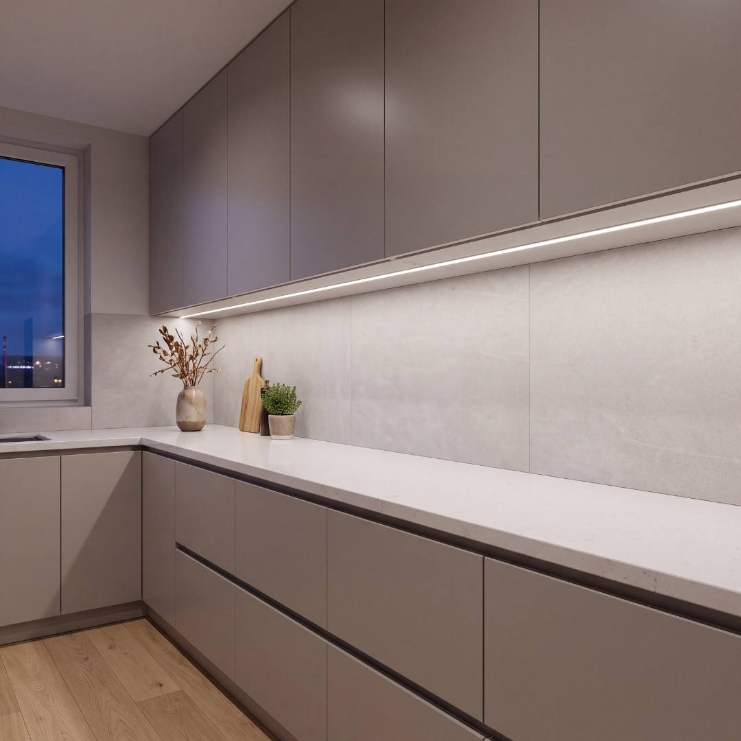 Cocina moderna iluminada con cinta LED COB 12V bajo las alacenas