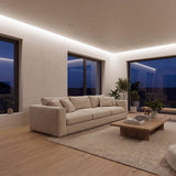 Sala moderna con fosa de techo iluminada con cinta LED de luz neutra