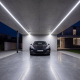Cochera techada iluminada con dos líneas de cinta LED COB luz fría