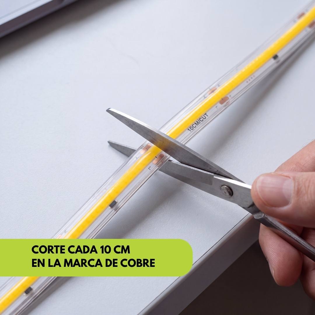 Corte de la cinta LED COB cada 10 centímetros con tijera
