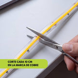 Corte de la cinta LED COB cada 10 centímetros con tijera