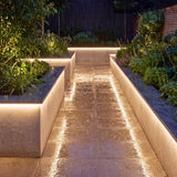 Cinta LED COB IP66 iluminando escalera exterior de piedra