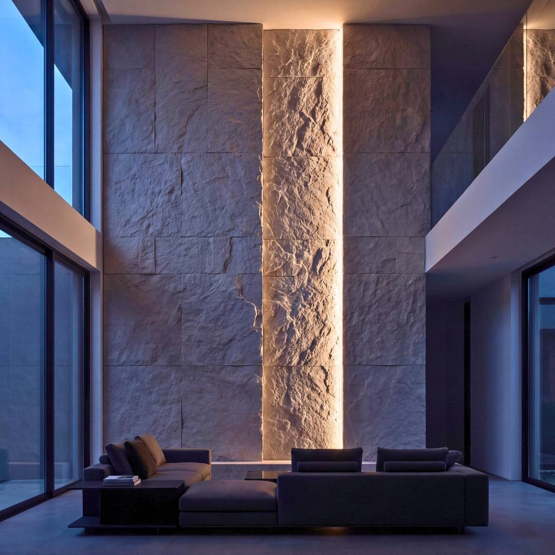 Cinta LED COB destacando muro texturado de sala de doble altura