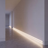 Línea de luz continua de cinta LED COB en pasillo de estilo minimalista
