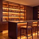 Bar en casa con repisas de botellas iluminadas con cinta LED COB cálida