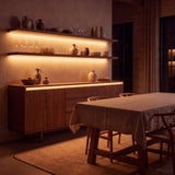 Vestidor de madera con repisas iluminadas con cinta LED cálida 2700K