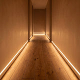 Pasillo con zócalos iluminados con cinta LED COB de luz cálida