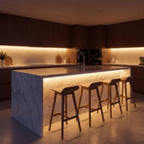 Isla de cocina con barra iluminada por cinta LED COB luz cálida