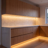 Cocina moderna con cinta LED COB cálida bajo alacenas y en el zócalo
