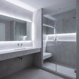 Baño moderno con espejo y nicho de ducha iluminados con cinta LED COB fría