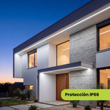 Fachada moderna con alero iluminado por cinta LED COB luz blanca fría