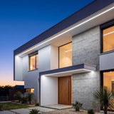 Fachada moderna con alero iluminado por cinta LED COB luz blanca fría