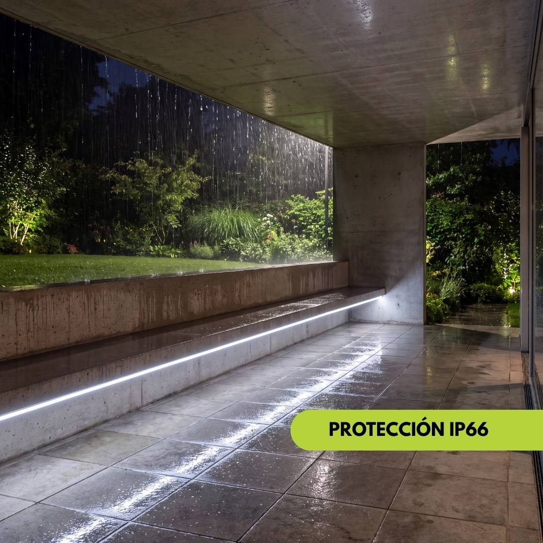 Cinta LED COB IP66 luz fría en una terraza exterior cubierta bajo la lluvia