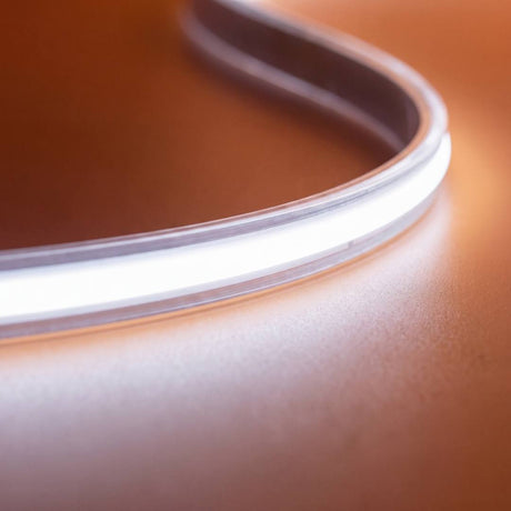 Línea de luz blanca fría continua y uniforme de la cinta LED COB, sin puntos