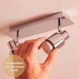 Proceso técnico de colocación de bombilla dicroica GU10 en reflector articulado.