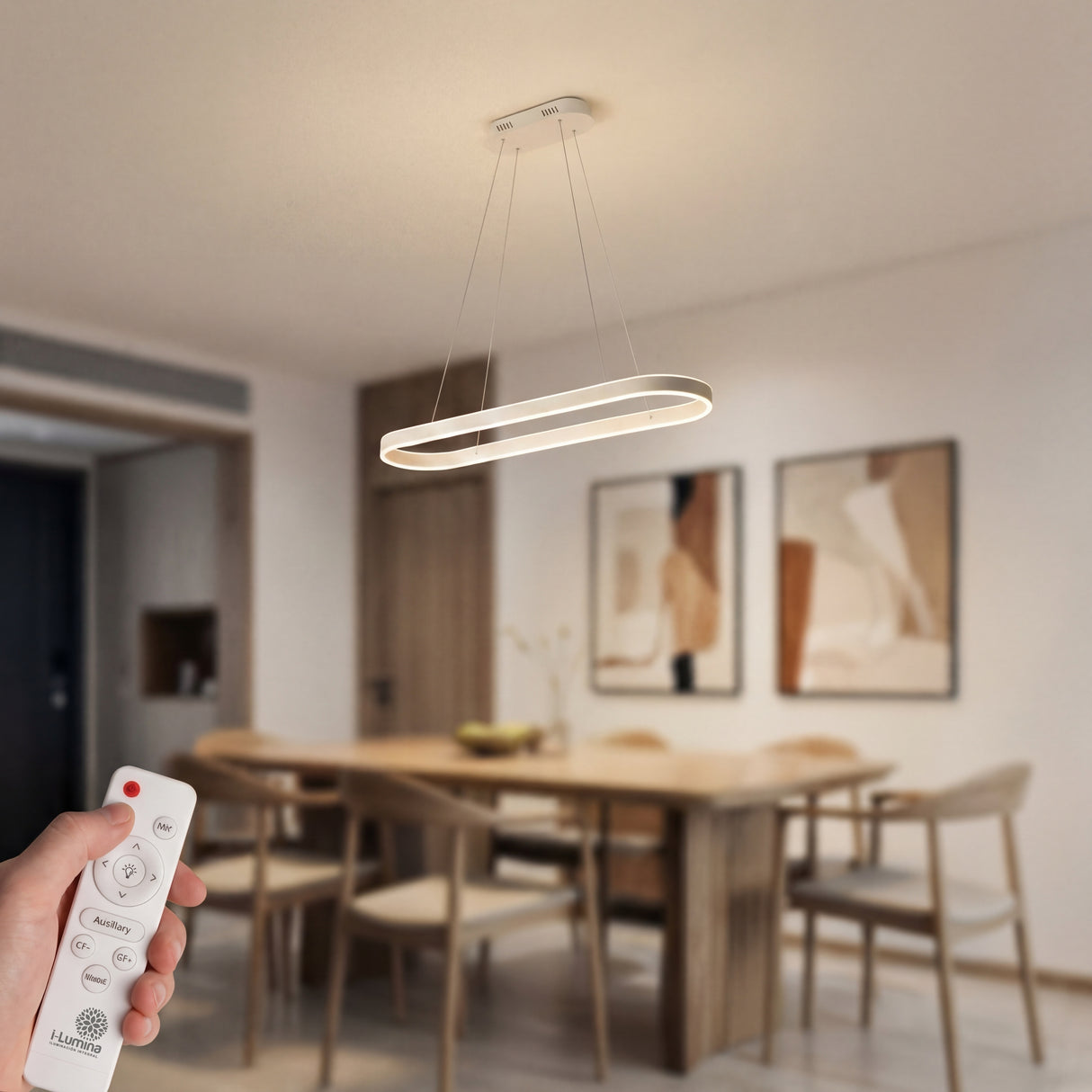 Lámpara de techo ovalada sobre mesa de comedor de madera para 8 personas.