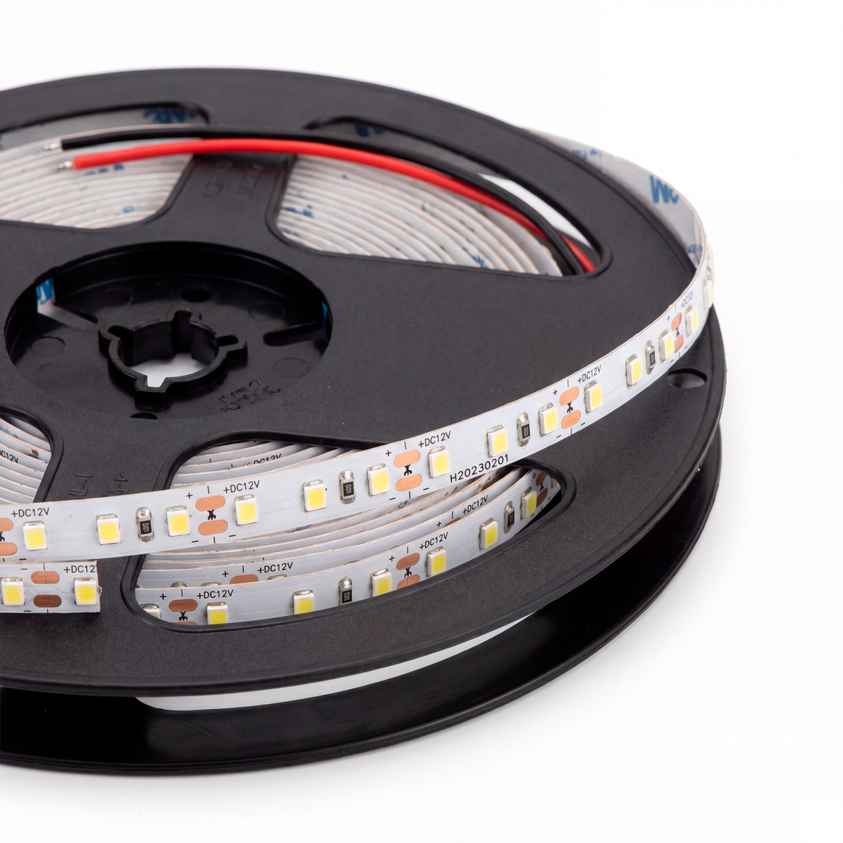 Primer plano de circuito flexible con diodos de alta densidad sobre carrete protector negro.