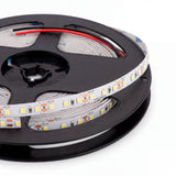 Primer plano de circuito flexible con diodos de alta densidad sobre carrete protector negro.