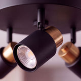 Detalle del cabezal orientable en pintura electrostática negra con elegante cuello dorado.