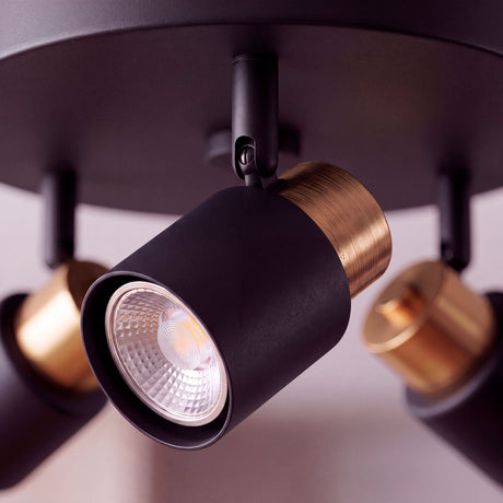 Detalle del cabezal orientable en pintura electrostática negra con elegante cuello dorado.