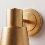 Vista interna del reflector cónico dorado con portalámparas interno para bombilla E27.