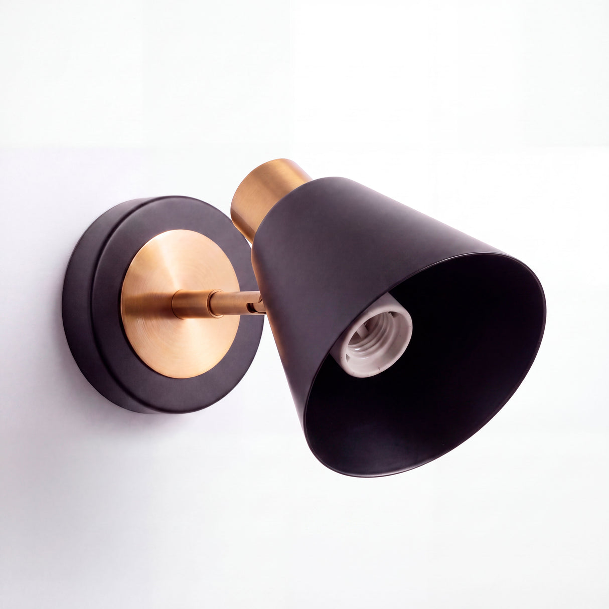 Vista interna de reflector cónico en negro mate con portalámparas para bombilla E27.
