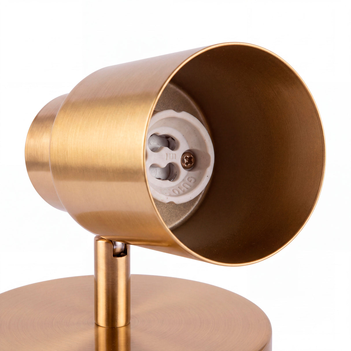 Vista interna del cuerpo tubular de latón preparado para alojar bombillas dicroicas orientables.