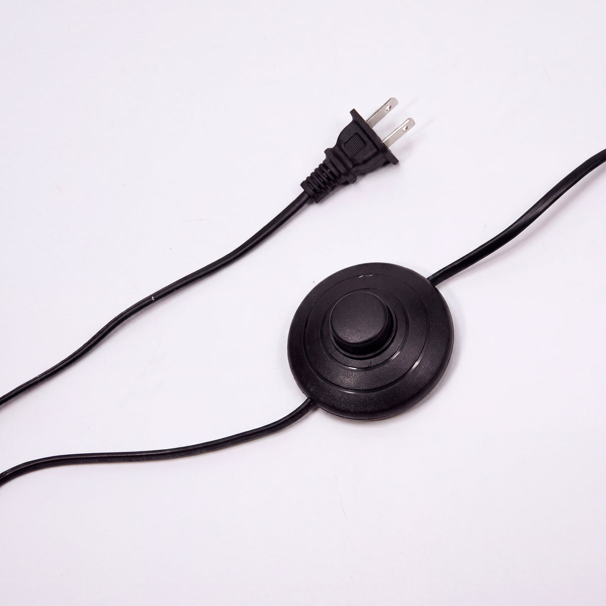 Primer plano de cableado técnico negro con dimmer de pie que asegura un control ergonómico del flujo.