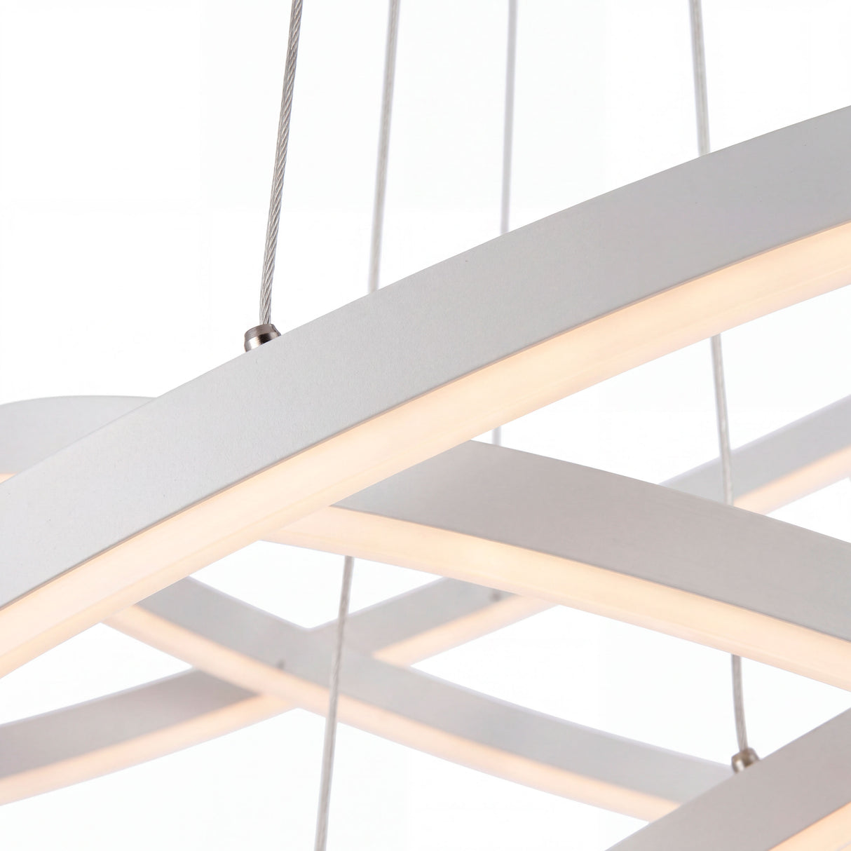 Detalle técnico del chasis de aluminio blanco con difusor de silicona opal para una dispersión homogénea.