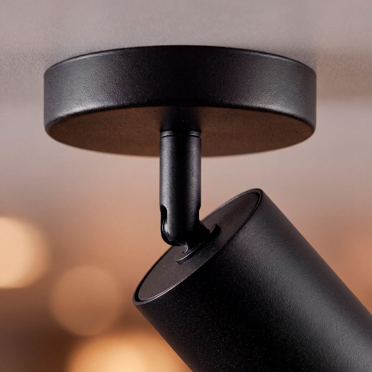 Detalle del mecanismo de rótula orientable para direccionar el flujo luminoso con precisión.