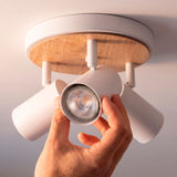 Ajuste manual de la rótula giratoria para orientar la dirección de la luz con precisión.