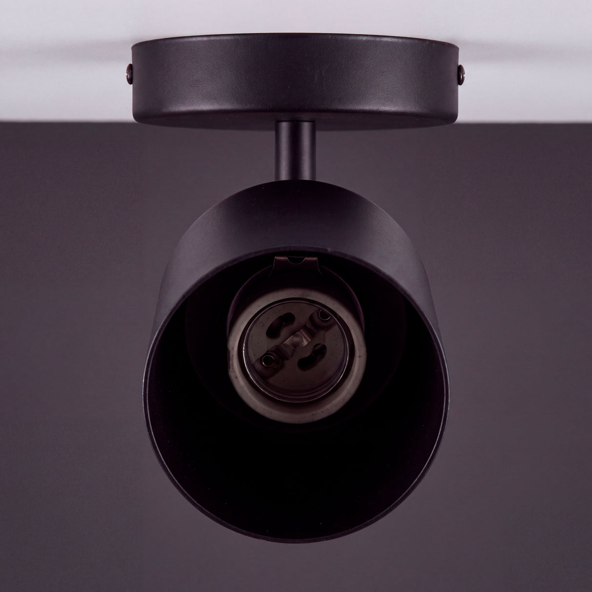 Vista interna del cuerpo tubular negro diseñado para alojar bombillas orientables libres de parpadeo.