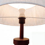 Detalle técnico de ensamble superior de madera noble y soporte para bombilla de rosca estándar.