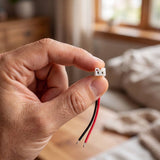 Conector JST XH compacto para cinta LED sostenido entre los dedos