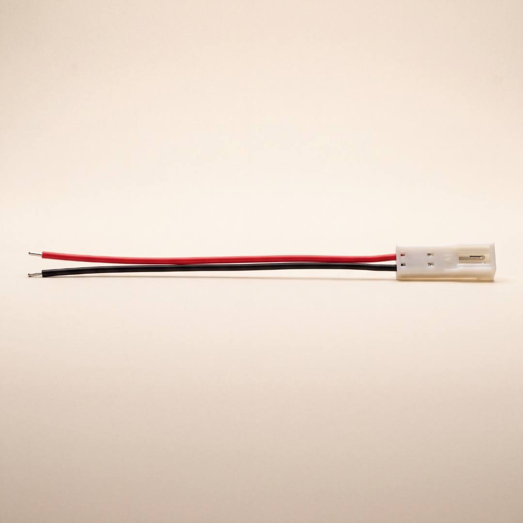 Conector macho de 2 pines para cinta LED y transformador fondo blanco